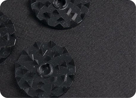 Gros plan sur les disques de picots noirs du tapis